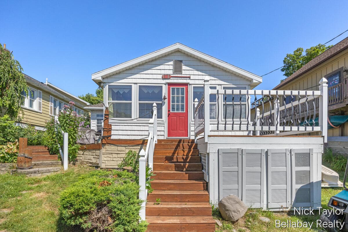 8198 Morrison Lake Gardens, Saranac, MI 48881