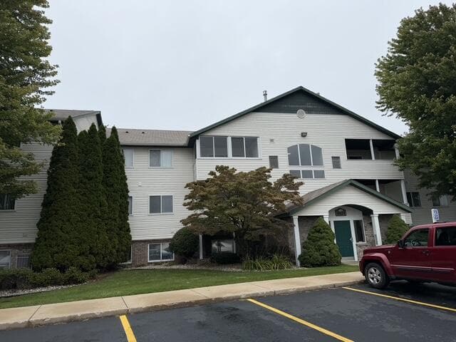 5821 Crosswinds Drive 31, Norton Shores, MI 49444