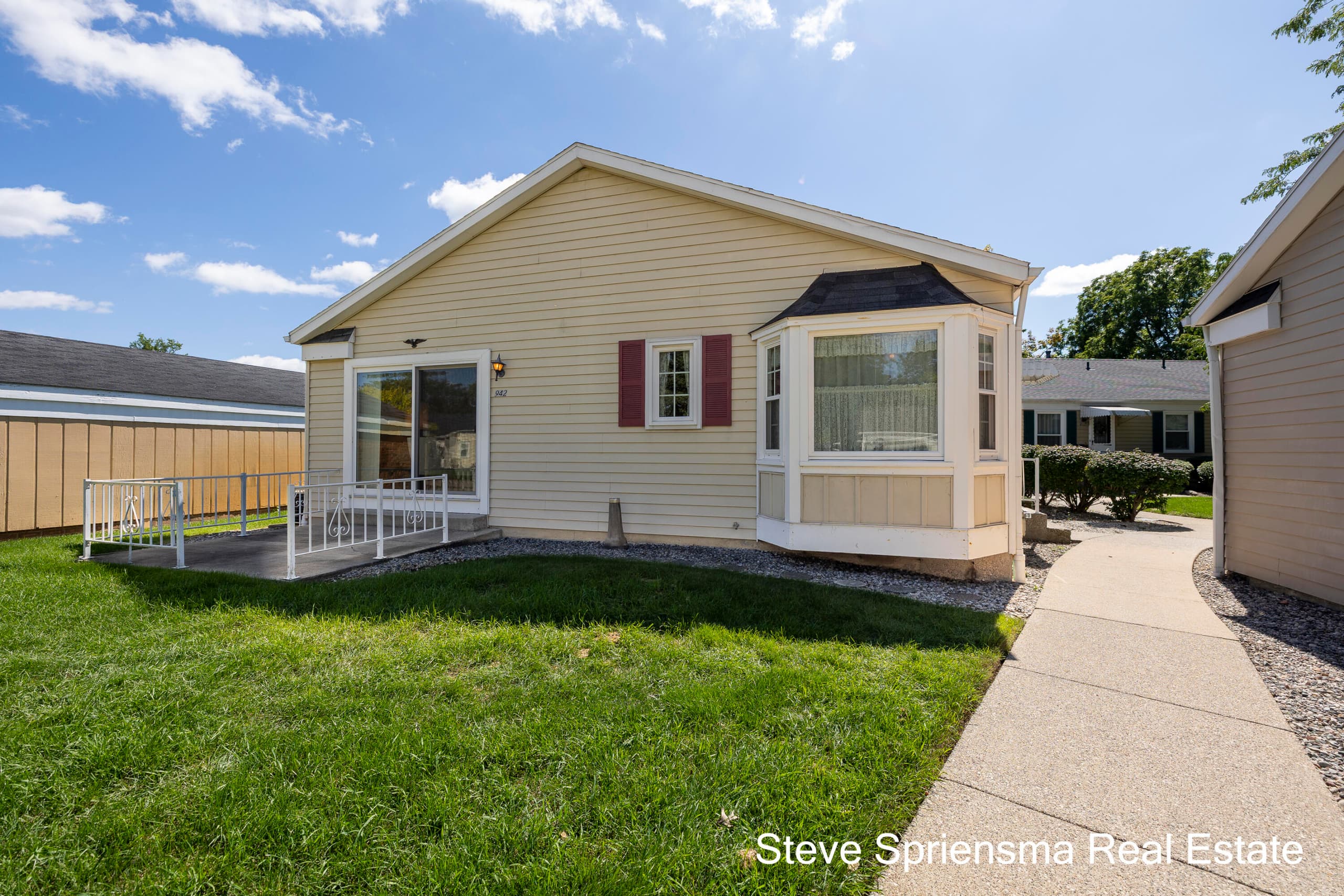 942 Village Lane, Jenison, MI 49428